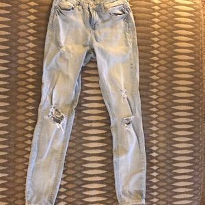 Light wash ripped jeans|| hippie laundry